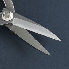 Laden Sie das Bild in den Galerie-Viewer, Kazuyuki Ishihara Signature Bonsai Scissors – 7" Stainless Steel