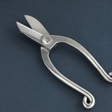 Laden Sie das Bild in den Galerie-Viewer, Kazuyuki Ishihara Signature Stainless Steel Ikenobo Scissors 6.5" (165mm)