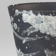 Laden Sie das Bild in den Galerie-Viewer, Close-up of a black bonsai pot with white speckles on a gray background