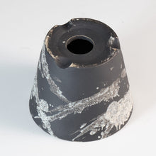 Laden Sie das Bild in den Galerie-Viewer, Black ceramic pot with a central drainage hole on a white background