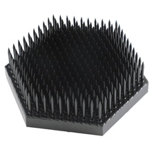 Laden Sie das Bild in den Galerie-Viewer, Black hexagon shaped Ikebana Kenzan