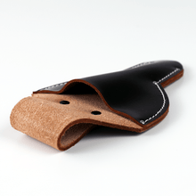 Laden Sie das Bild in den Galerie-Viewer, Close up on the loop of the scissors holster
