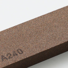Laden Sie das Bild in den Galerie-Viewer, close up on the grit of the whestone