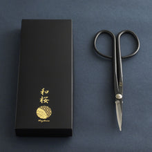 Laden Sie das Bild in den Galerie-Viewer, Yasugi Twig Scissors and Packaging picture