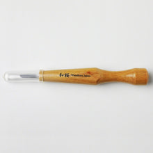 Laden Sie das Bild in den Galerie-Viewer, V-Parting Triangle Carving Chisel - Wazakura Japan