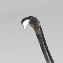 Laden Sie das Bild in den Galerie-Viewer, Triangular Blade Bonsai Chisel 7.24" (184 mm) - Wazakura Japan