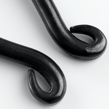 Laden Sie das Bild in den Galerie-Viewer, Close up on Ikenobo Scissors handles tips