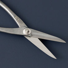 Laden Sie das Bild in den Galerie-Viewer, Stainless Yasugi Steel Made in Japan Satsuki Bonsai Scissors 7" (180 mm) - Wazakura Japan