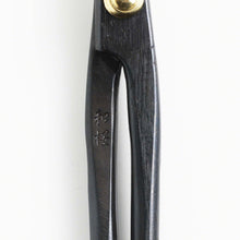 將圖片載入圖庫檢視器 Close up on handle front's engraving