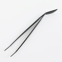 Laden Sie das Bild in den Galerie-Viewer, Black Coated Bonsai Curved Tip Tweezer with Spatula 8.6"(220mm) - Wazakura Japan