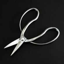 Laden Sie das Bild in den Galerie-Viewer, Traditional Bonsai Scissors 7"(180mm) Stainless Steel - Wazakura Japan