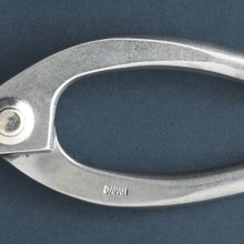 Laden Sie das Bild in den Galerie-Viewer, Scisors handle with the engraving word "Japan"