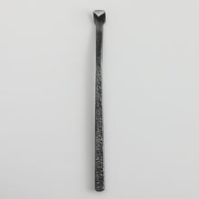 Laden Sie das Bild in den Galerie-Viewer, Triangular Blade Bonsai Chisel 7.24" (184 mm) - Wazakura Japan