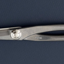 Laden Sie das Bild in den Galerie-Viewer, Stainless Yasugi Steel Made in Japan Satsuki Bonsai Scissors 7" (180 mm) - Wazakura Japan