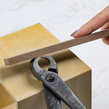 Laden Sie das Bild in den Galerie-Viewer, #240 Medium Grit Whestone sharpening a concave cutter blades