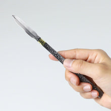Laden Sie das Bild in den Galerie-Viewer, Spear Shaped Bonsai Chisel 7.2" (185 mm) - Wazakura Japan