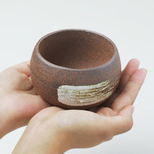Laden Sie das Bild in den Galerie-Viewer, two hands holding the bonsai pot