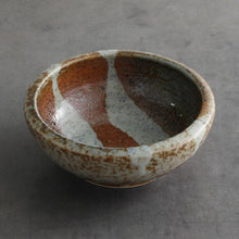 Laden Sie das Bild in den Galerie-Viewer, 2PCS Japanese Ikebana Essential Tool Set Brass Kenzan & White Stripe Terracotta - Wazakura Japan