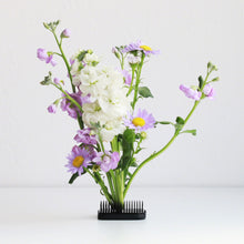 將圖片載入圖庫檢視器 Flower set and displayed on the blakc kenzan