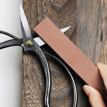 Laden Sie das Bild in den Galerie-Viewer, #320 Sharpening Oilstone for Blades - Wazakura Japan