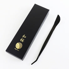 Laden Sie das Bild in den Galerie-Viewer, Black Coated Bonsai Curved Tip Tweezer with Spatula 8.6"(220mm) - Wazakura Japan