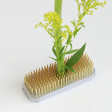 將圖片載入圖庫檢視器 Stem planted on the long rectangular kenzan