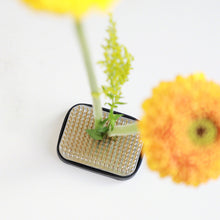 將圖片載入圖庫檢視器 Yellow flower placed on the rectangle square kenzan