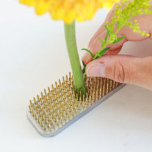 將圖片載入圖庫檢視器 hand planting a flower stem on the long rectangular kenzan