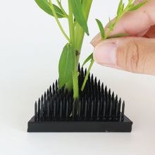 將圖片載入圖庫檢視器 Hand placing a flower stem on the Black Triangle Kenzan