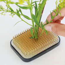 將圖片載入圖庫檢視器 Rectangular Brass Ikebana Kenzan 3.2 x 2.2" (83x58mm) - Wazakura Japan