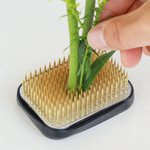 將圖片載入圖庫檢視器 hand sticking a flower stem on the rectangular kenzan