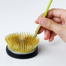 將圖片載入圖庫檢視器 Hand holding a flower stemp platedn on the radial kenzan