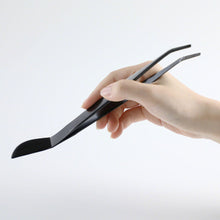 Laden Sie das Bild in den Galerie-Viewer, Black Coated Bonsai Curved Tip Tweezer with Spatula 8.6"(220mm) - Wazakura Japan