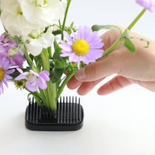 將圖片載入圖庫檢視器 hand stinging flower stem on the blakc kenzan