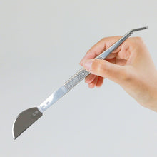Laden Sie das Bild in den Galerie-Viewer, Bonsai Curved Tip Tweezer with Spatula 8-1/4"(210mm) - Wazakura Japan