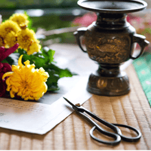 Laden Sie das Bild in den Galerie-Viewer, Satsuki in a fashinoable setting with flower and flower vase next to it