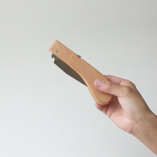 How to open the folding saw
