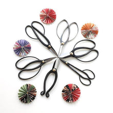 Laden Sie das Bild in den Galerie-Viewer, 6 pair of Ikebana Scissors with decorations