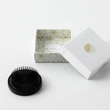 將圖片載入圖庫檢視器 61mm Round blakc kenzan next to its original white packaging