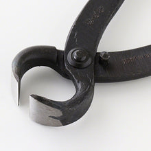 Laden Sie das Bild in den Galerie-Viewer, Hand Forged Bonsai Root Cutter 6.7"(170mm) - Wazakura Japan