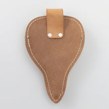 Laden Sie das Bild in den Galerie-Viewer, Back view of the Leather holster showing the belt loop