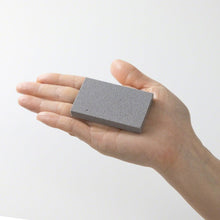 Laden Sie das Bild in den Galerie-Viewer, hand holding a sap and rust eraser