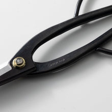 Laden Sie das Bild in den Galerie-Viewer, Close up on the engraving MadeIn Japan on the Ashinaga Scissors handle