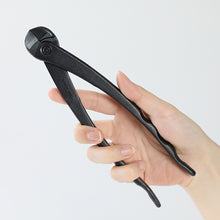 Laden Sie das Bild in den Galerie-Viewer, Hand holding the wire cutter