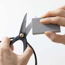 Laden Sie das Bild in den Galerie-Viewer, hand cleanign up a bonsai scissors bland with sap eraser