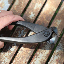 Laden Sie das Bild in den Galerie-Viewer, Hand Forged Kuikiri End-Cutting Nipper Pliers 8.25"(210mm) - Wazakura Japan