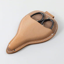 Laden Sie das Bild in den Galerie-Viewer, leather hoslter with a pair of gardening scissors placed inside