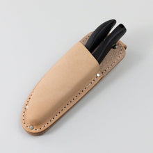 Laden Sie das Bild in den Galerie-Viewer, Leather Holster Belt Loop with pruning shears placed inside