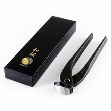 Laden Sie das Bild in den Galerie-Viewer, Hand Forged Kuikiri End-Cutting Nipper Pliers 8.25"(210mm) - Wazakura Japan