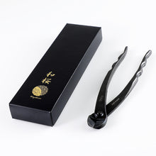 Laden Sie das Bild in den Galerie-Viewer, Bonsai Wire Cutter next to its original box